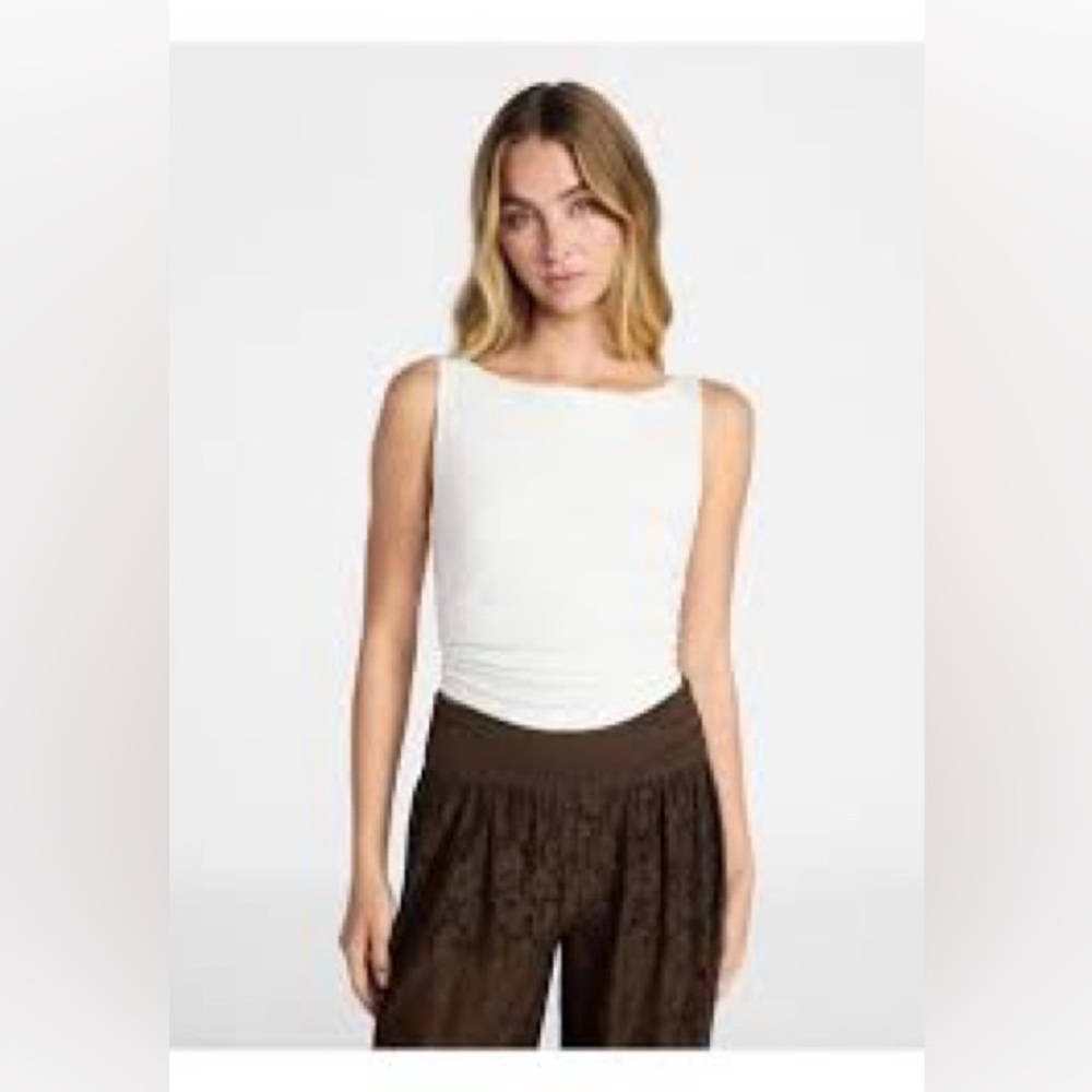 No Boundaries Women’s White Sleeveless Tank Top basic minimalistic chic